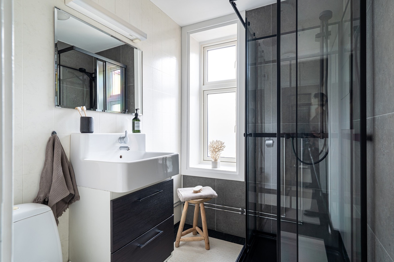 I 2025 ble deler av baderomsveggene flislagt og det ble satt inn dusjkabinett. Galleribilde