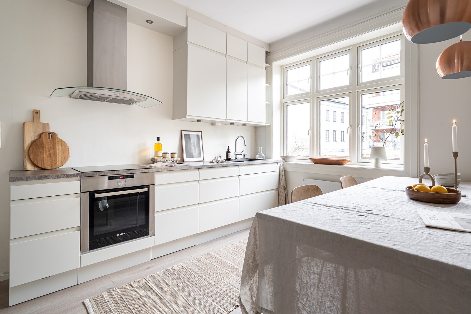 Stilren og moderne innredning som består av slette fronter og laminat benkeplate. Galleribilde