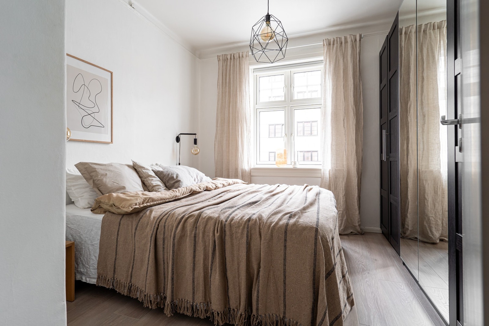 Romslig soverom med god plass til dobbeltseng, nattbord og garderobe. Galleribilde