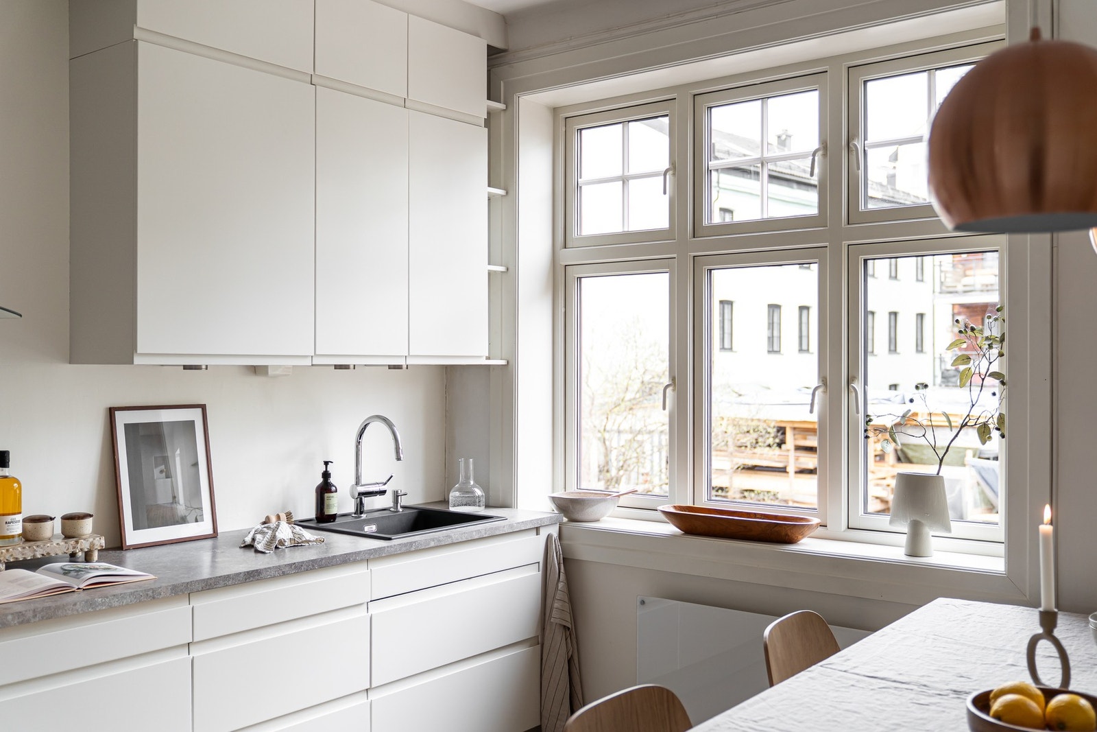 Kjøkkenet er utstyrt med integrerte hvitevarer som platetopp, stekeovn, oppvaskmaskin og kjøleskap. Galleribilde