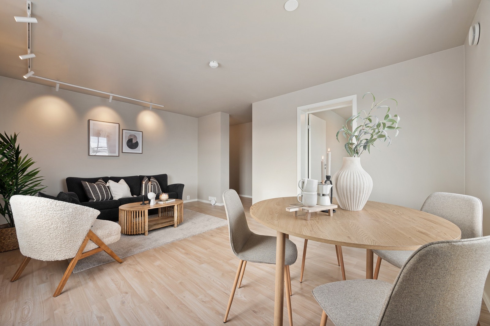 Romslig stue med plass til både spisegruppe og sofaområde Galleribilde