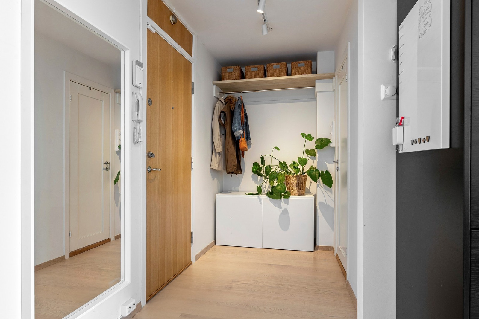 I entren er det et et praktisk callingsystem og alarm Galleribilde