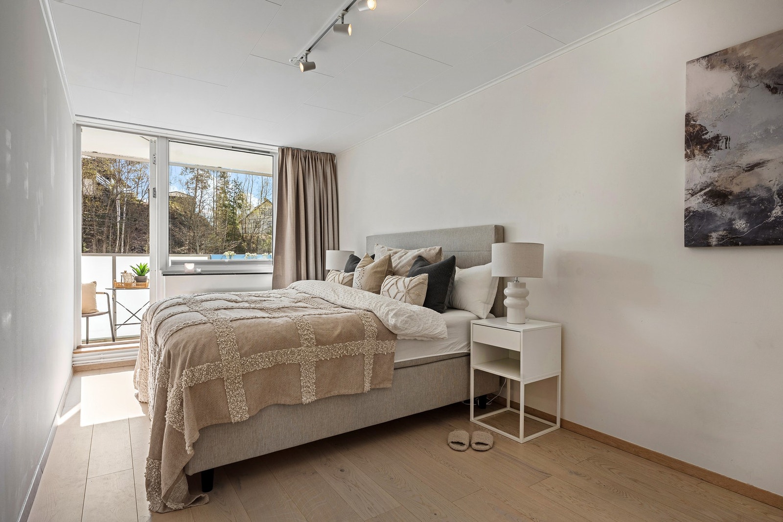 Stort hovedsoverom med utgang til egen balkong Galleribilde