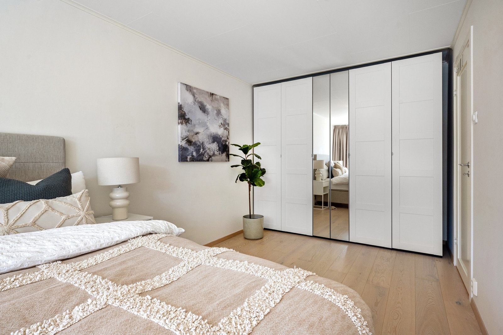 Det store soverommet har god plass for garderober Galleribilde