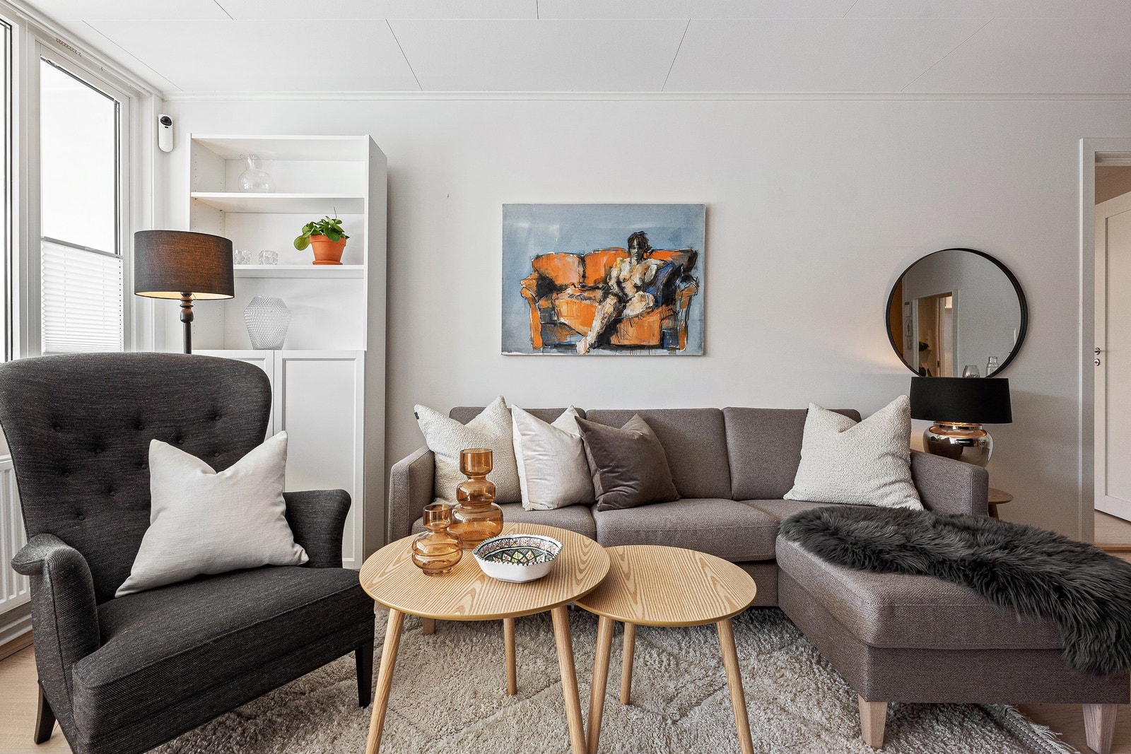 Stuen får godt med naturlig lys fra de store vinduene Galleribilde