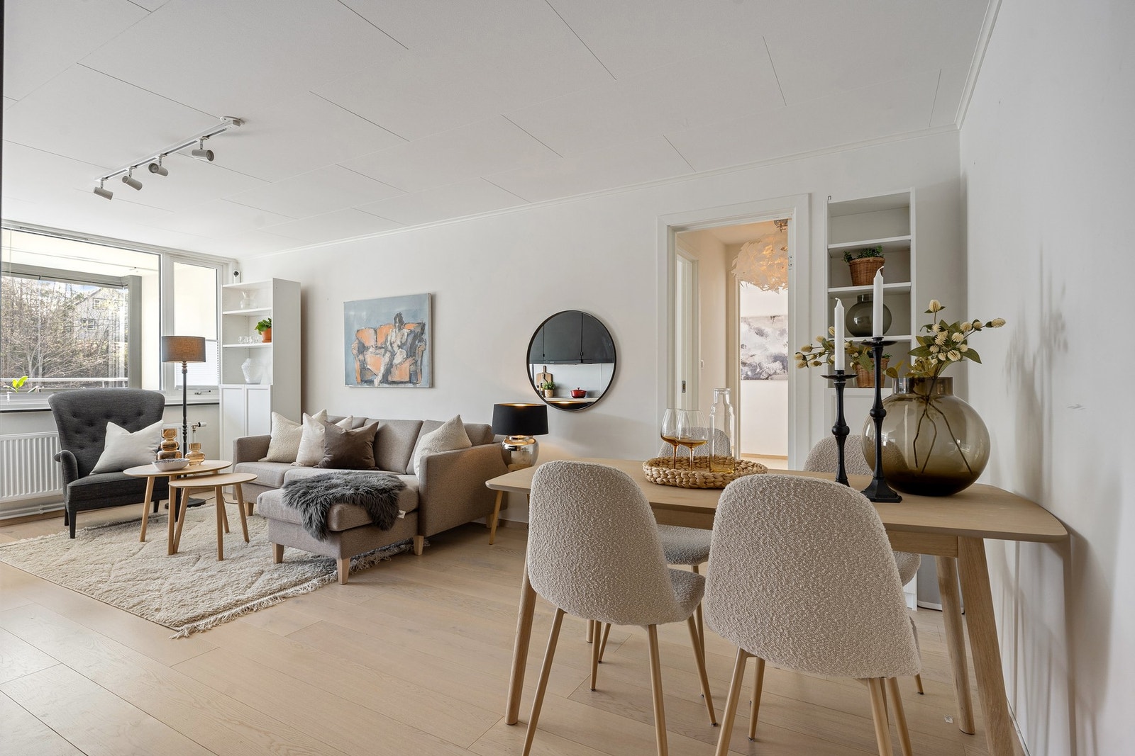 Golvene er belagt med enstavs parkett Galleribilde