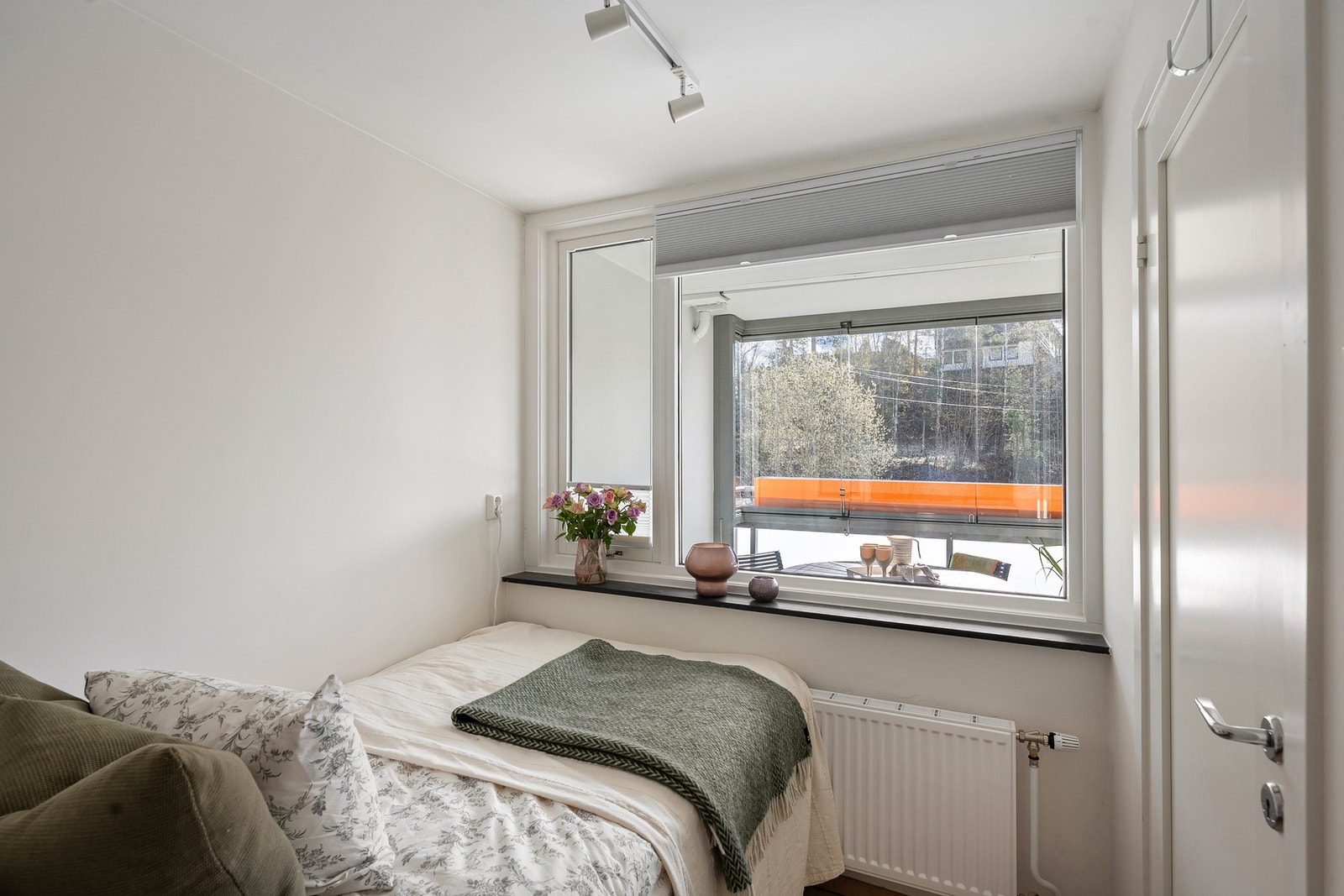 Fra soverommet har man utsikt igjennom de store vinduene Galleribilde