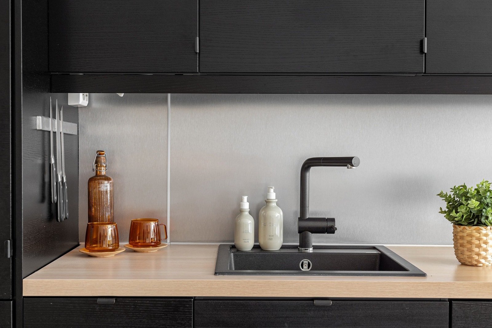 Moderne kjøkken med belysning under overskap Galleribilde