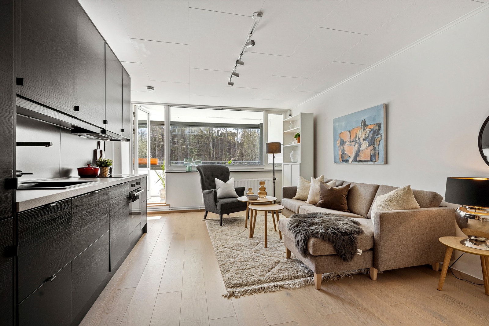 Balkongen i enden av stuen er med på å forlenge romfølelsen Galleribilde