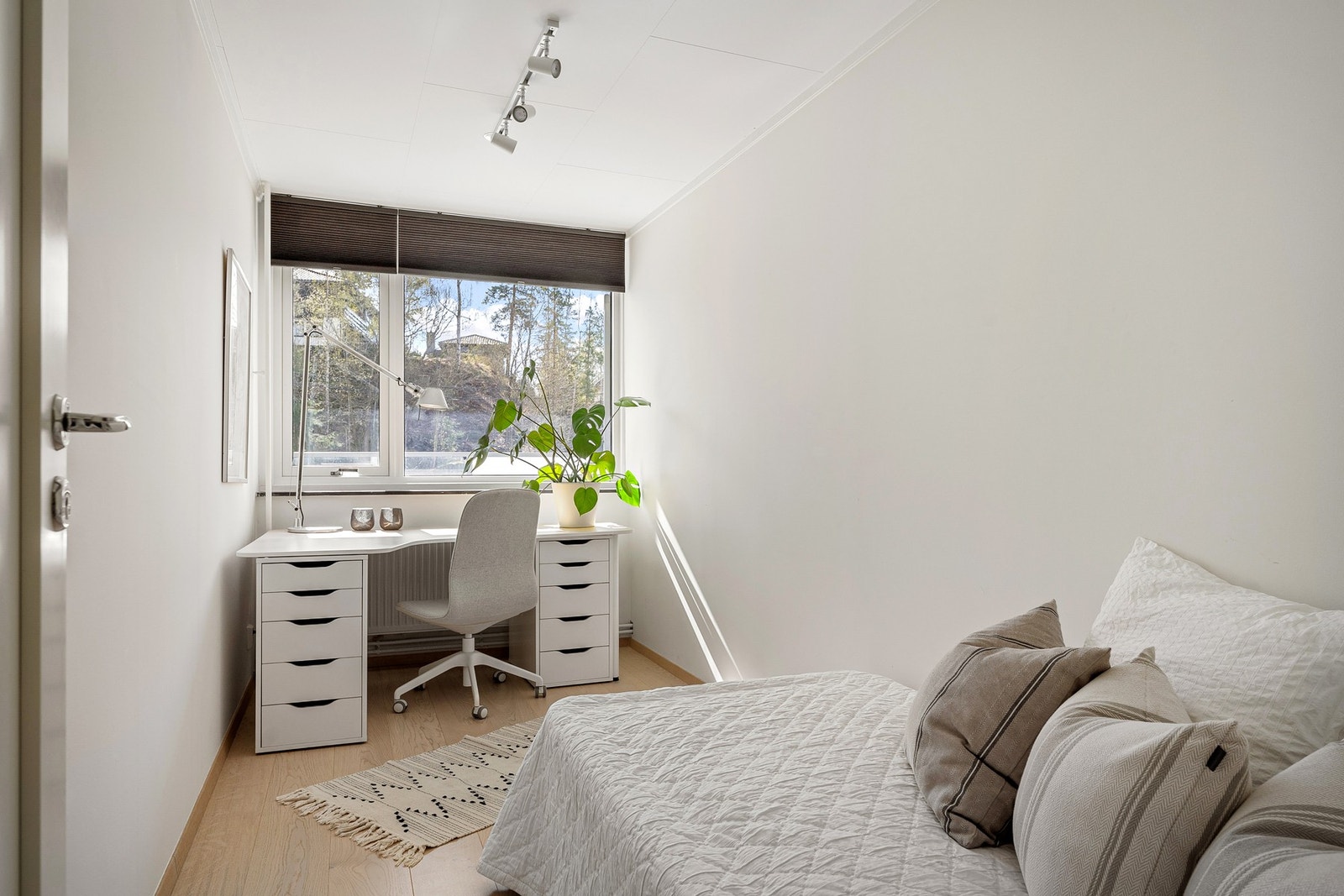 Soverom tre har plass til et hyggelig hjemmekontor Galleribilde