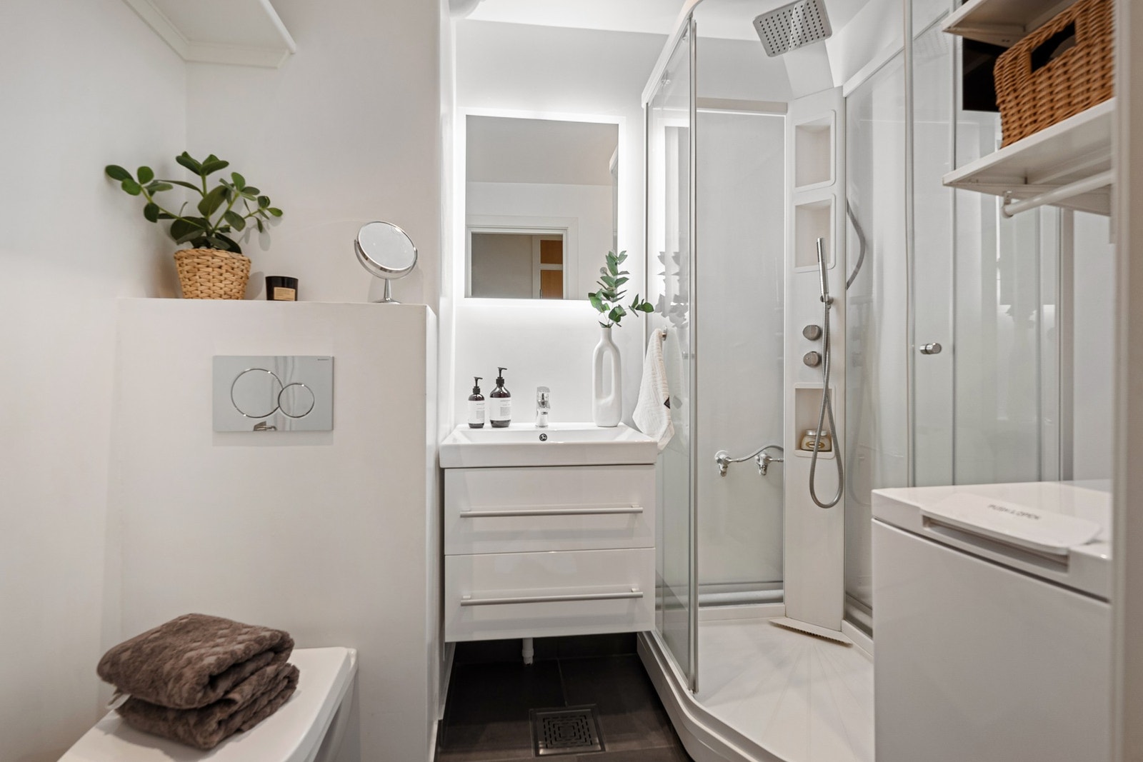 Baderommet ble modernisert i 2020 og har varmekabler i golv Galleribilde