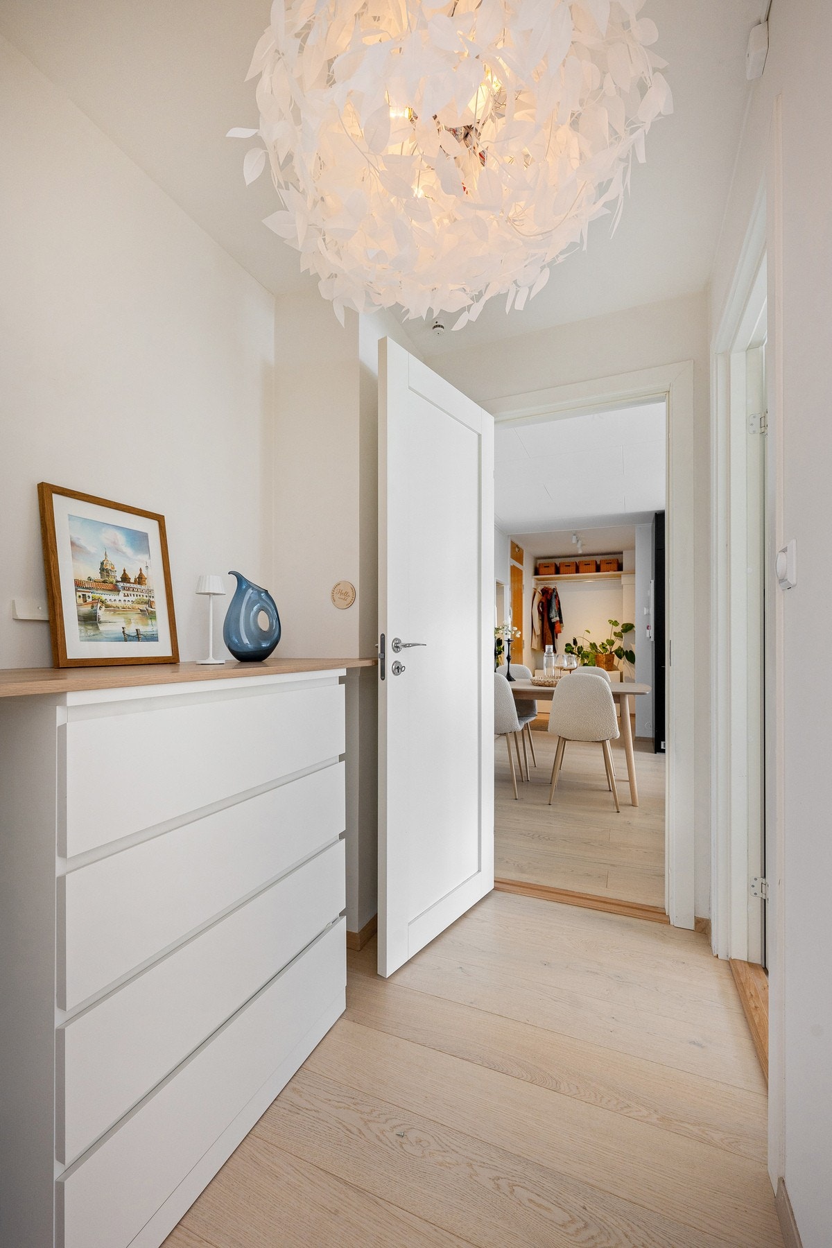 I gangen mot soverommene er det plass til skap for lagring Galleribilde