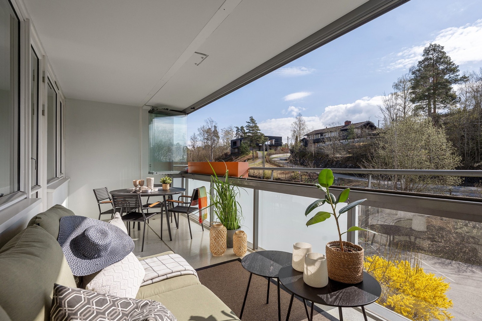 I den store balkongen er det plass til flere sittegrupper Galleribilde