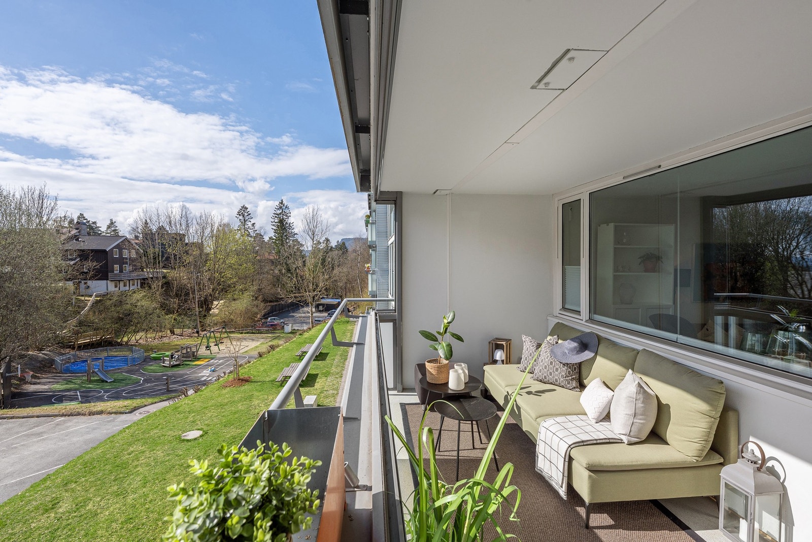 Stor innglasset balkong på 13 kvm med gode solforhold Galleribilde