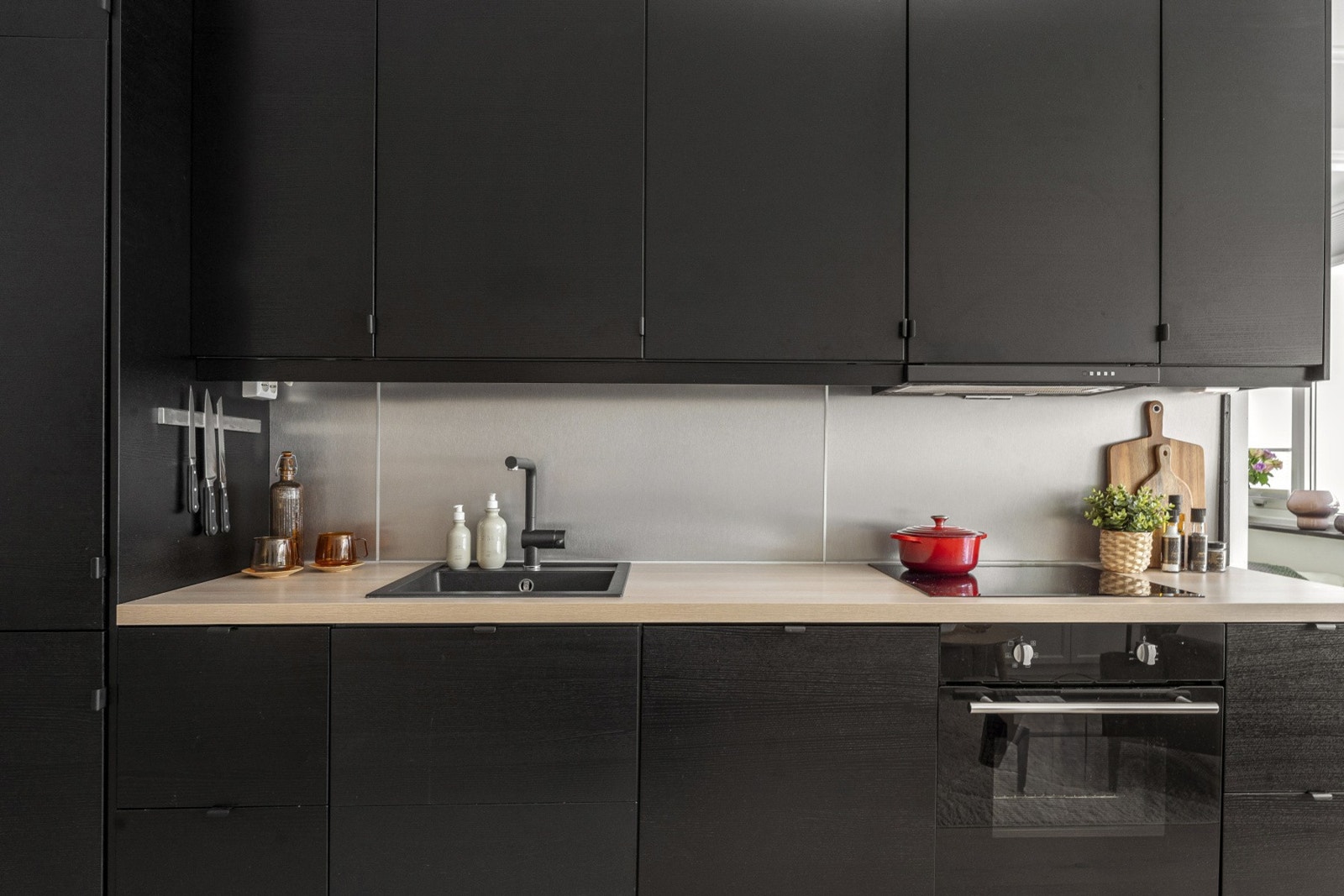 Integrerte hvitevarer inkludert stekeovn, platetopp, oppvaskmaskin og kjøl/frys Galleribilde