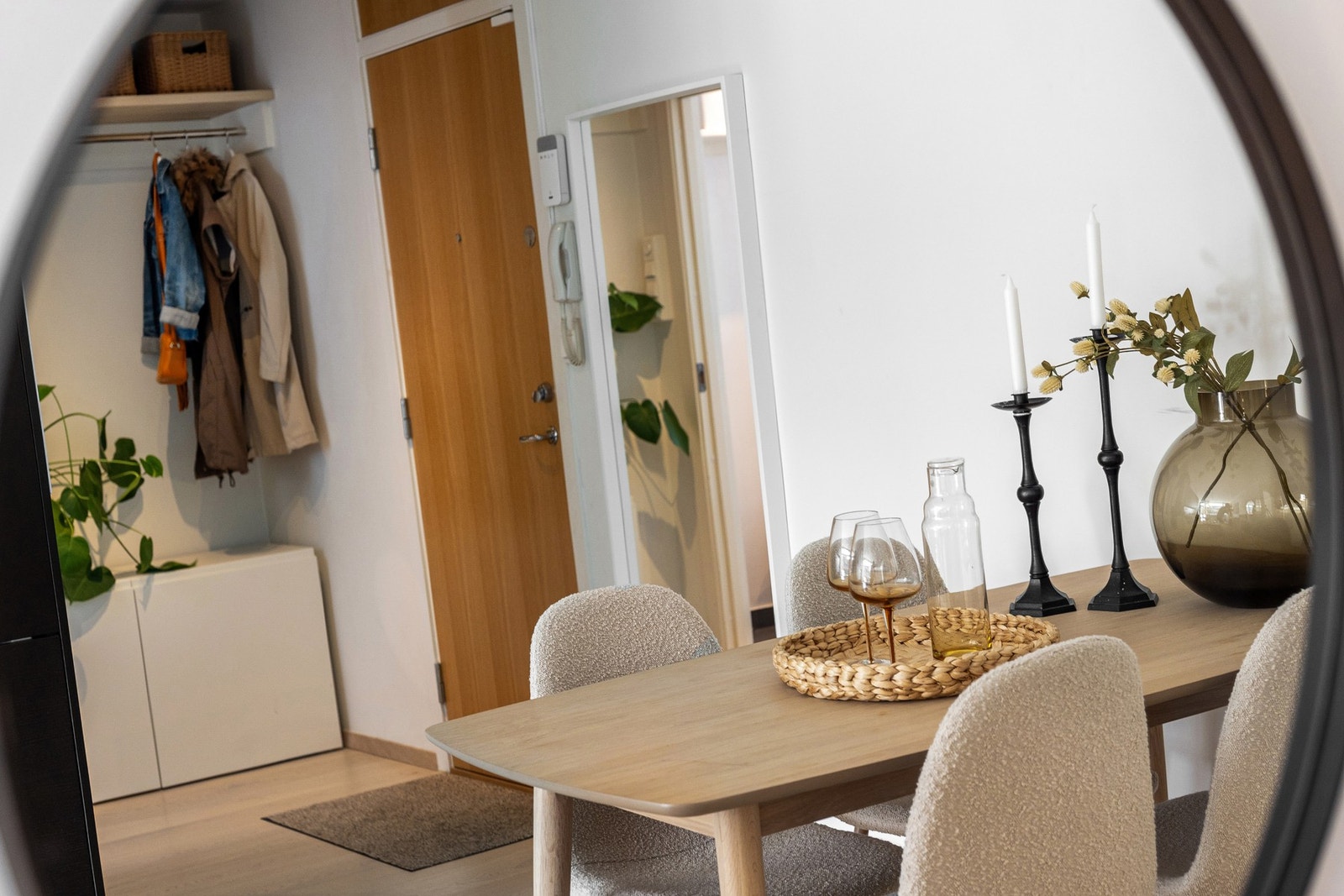 I entreen er det god plass. I kjelleren er det en bod for ekstra oppbevaring Galleribilde