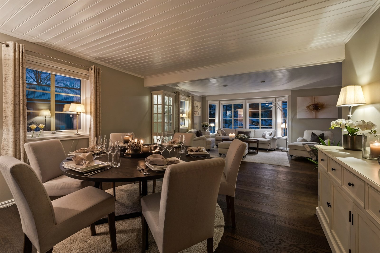 Samle familie og/eller venner rundt middagsbordet for et bedre måltid Galleribilde