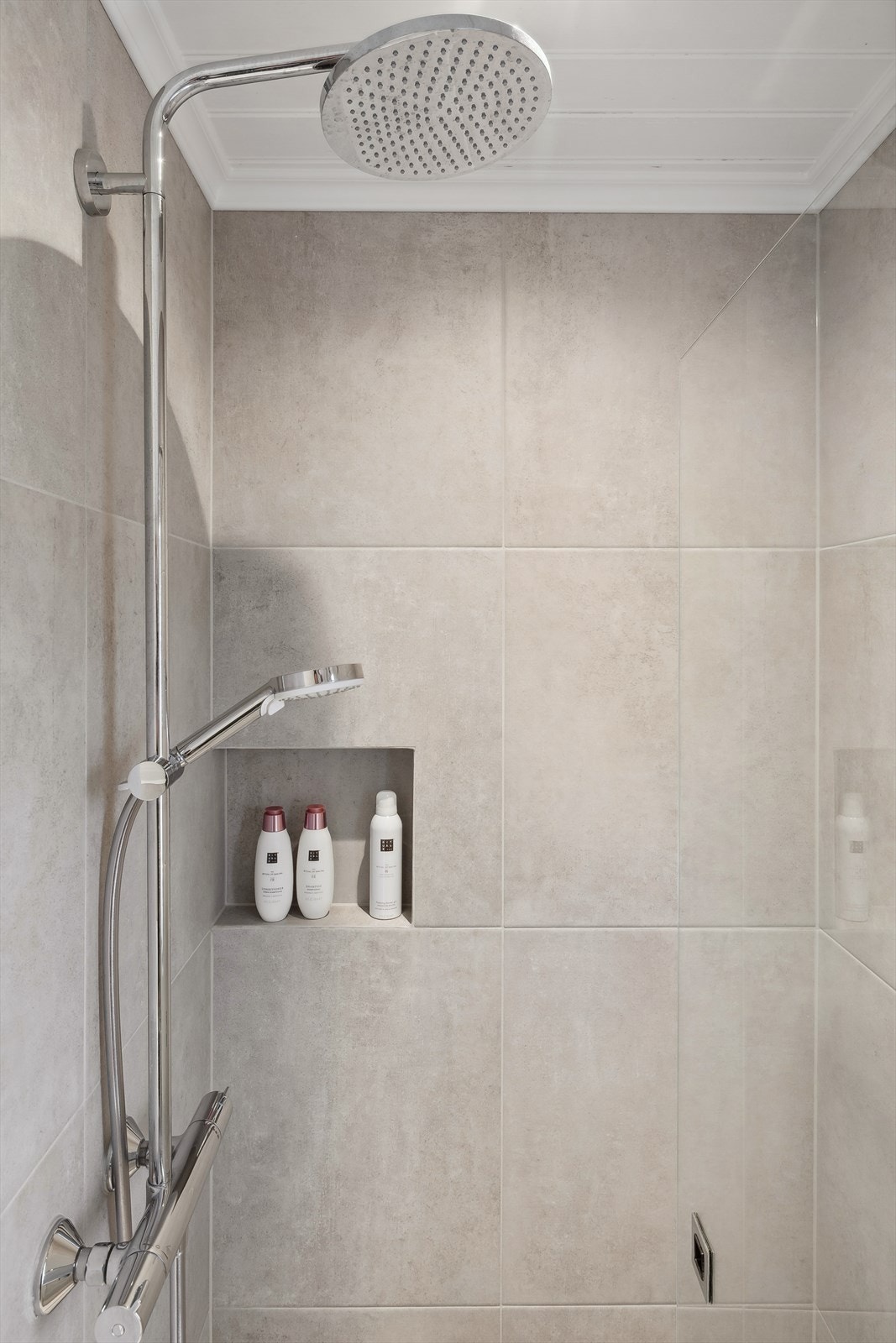 Dusjnisje med regnfallsdusj Galleribilde