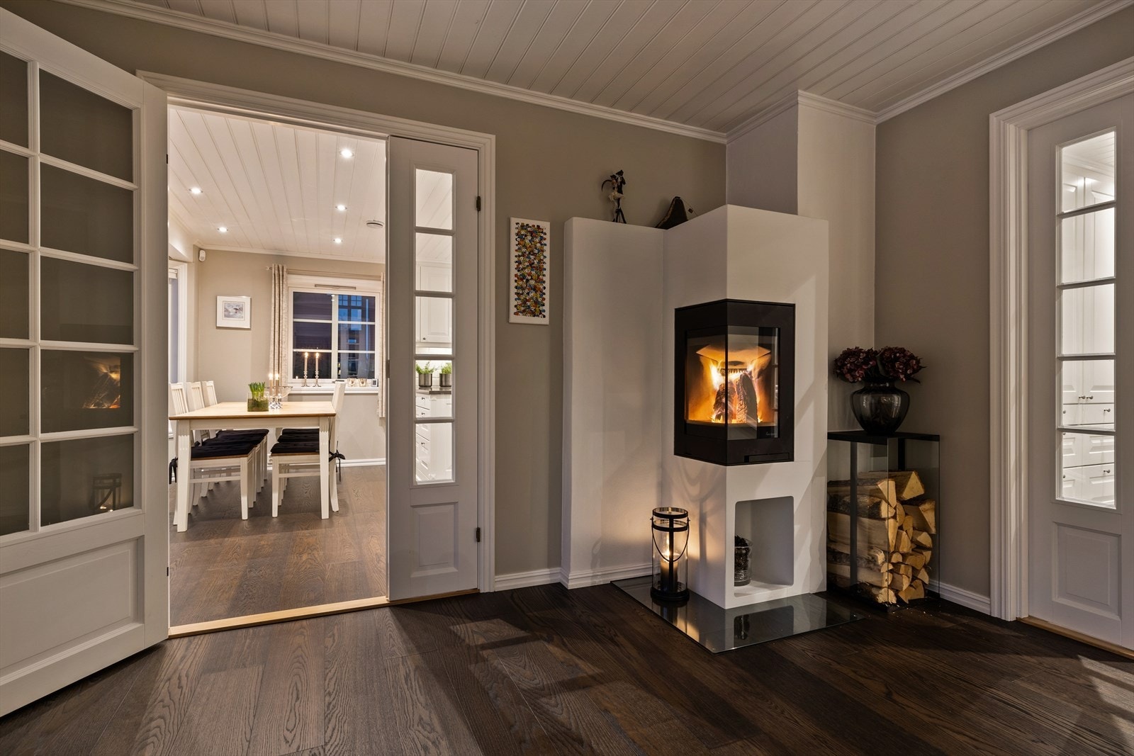 Den lekre peisovnen bidrar til å varme opp både rom og stemning Galleribilde