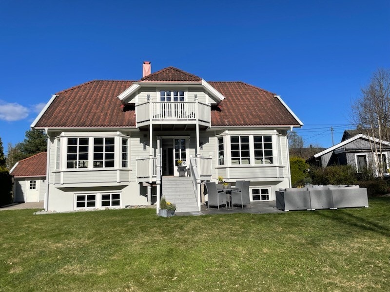 Solrik og lun uteplass (selgers bilde) Galleribilde