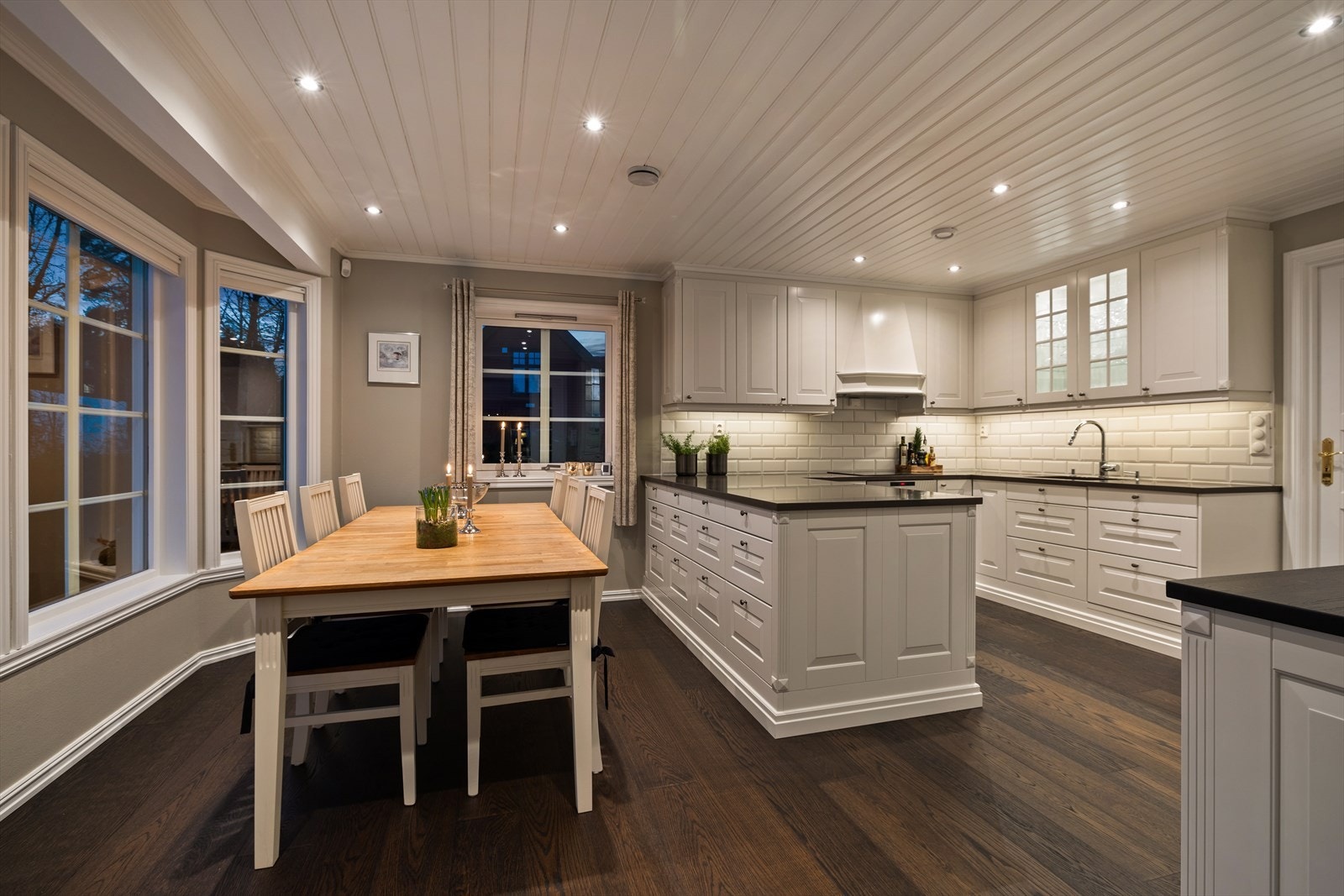 Romslig kjøkken med spiseplass Galleribilde