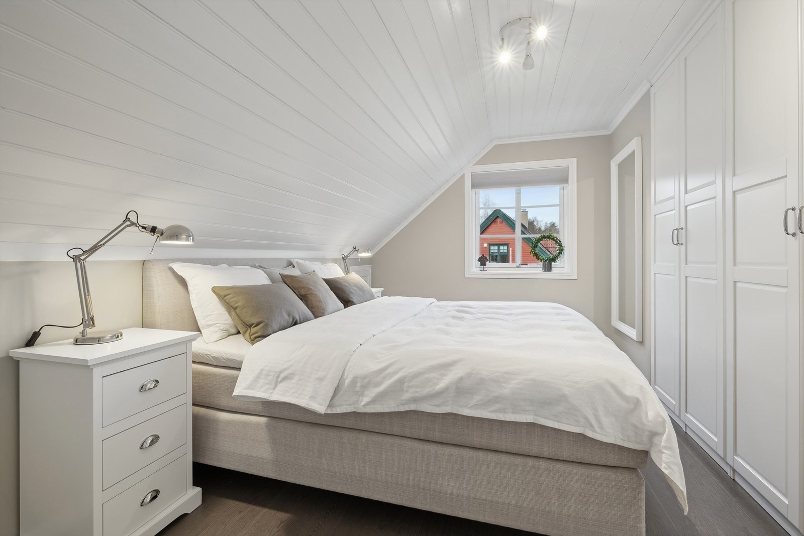 Hovedsoverommet har en god innebygget garderobeløsning Galleribilde