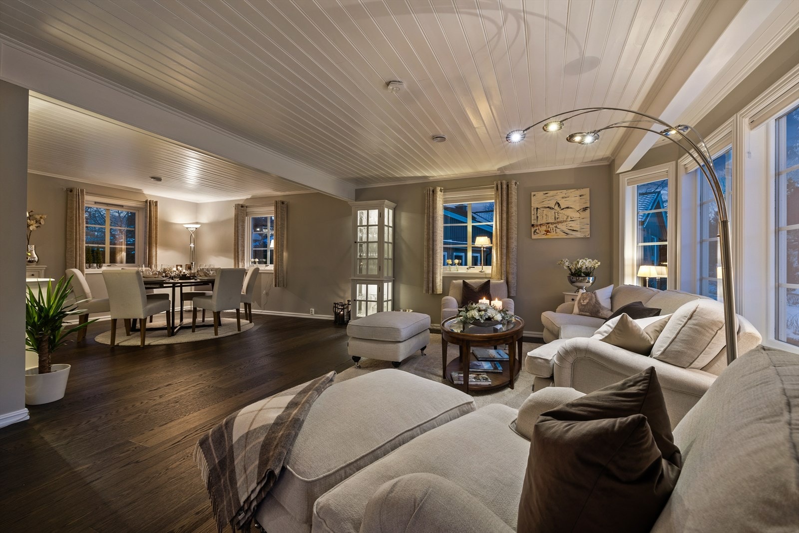 Romslig stue med lyse overflater og pene parkettgulv. Gulvvarme i hele etasjen Galleribilde