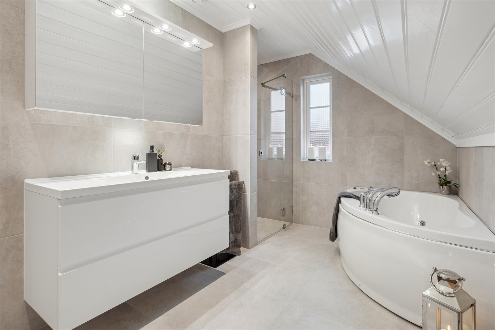 Svært delikat, flislagt bad med varmekabler i gulv. Badet ble totalrenovert i 2022 Galleribilde