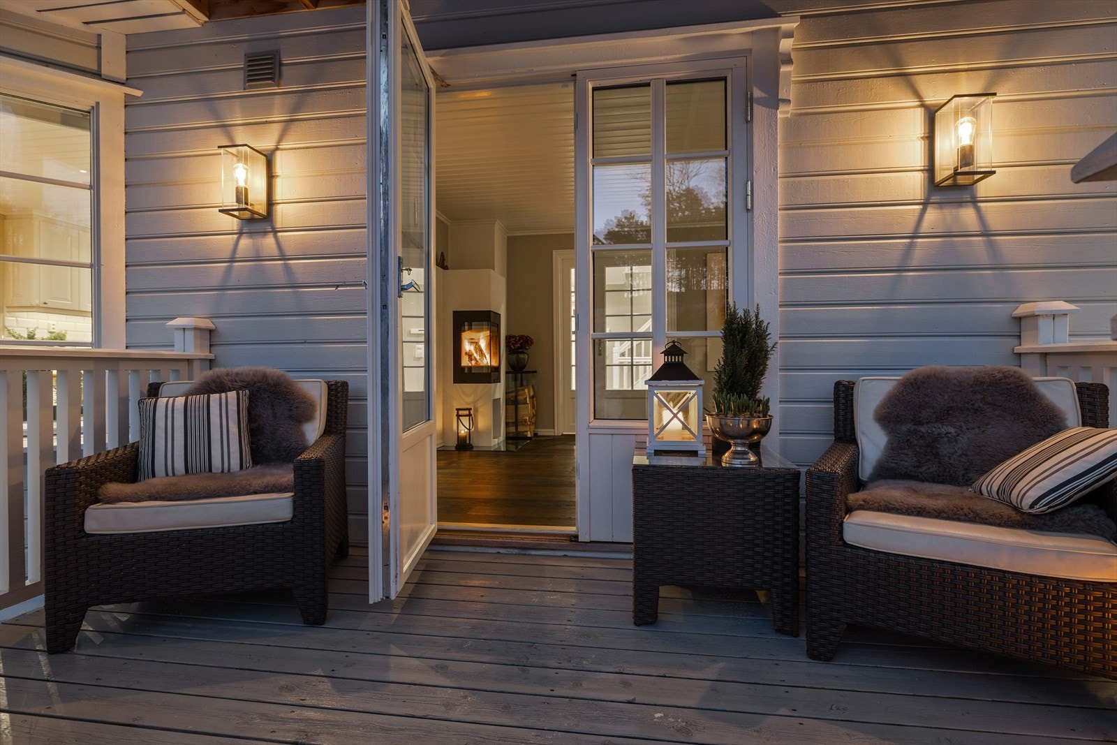 Terrassedør fra stuen til en overbygd uteplass Galleribilde