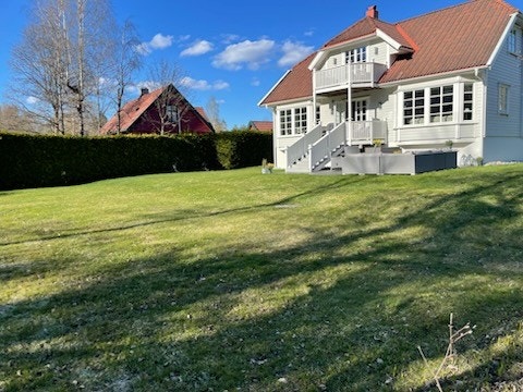 Stor hage med god plass til trampoline og fotball for barnefamilier og kjøkkenhage og drivhus for den hageinteresserte (selgers bilde) Galleribilde