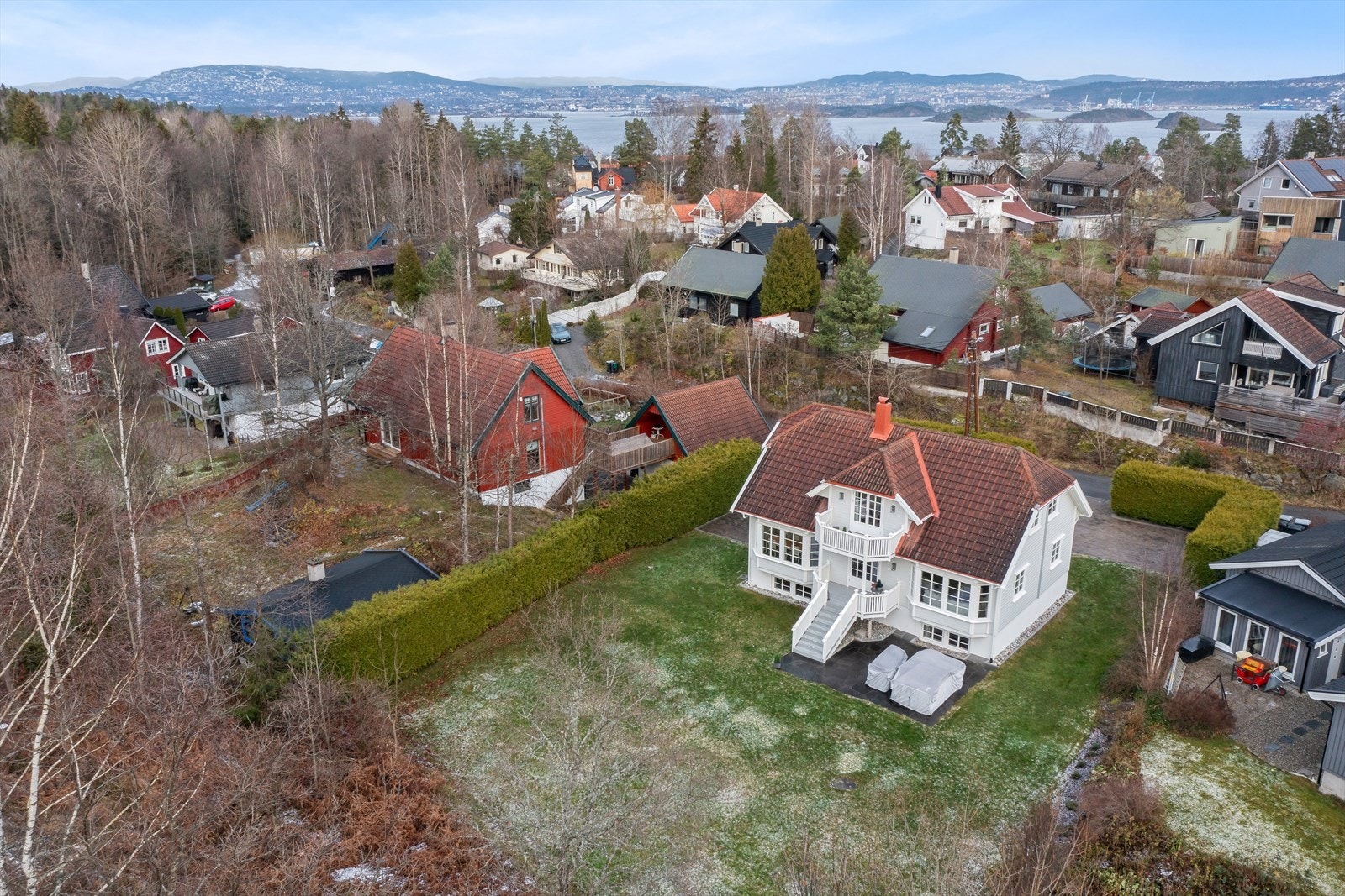 Eiendommen ligger i en blindvei og kan skilte med gode lys- og solforhold Galleribilde