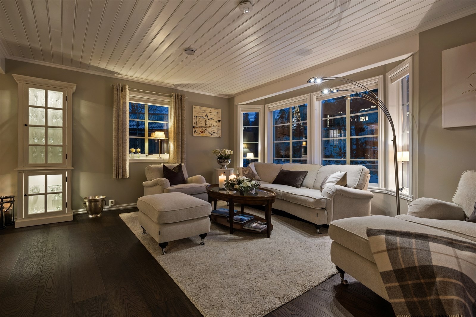 Stuen har plass til flere sittegrupper Galleribilde