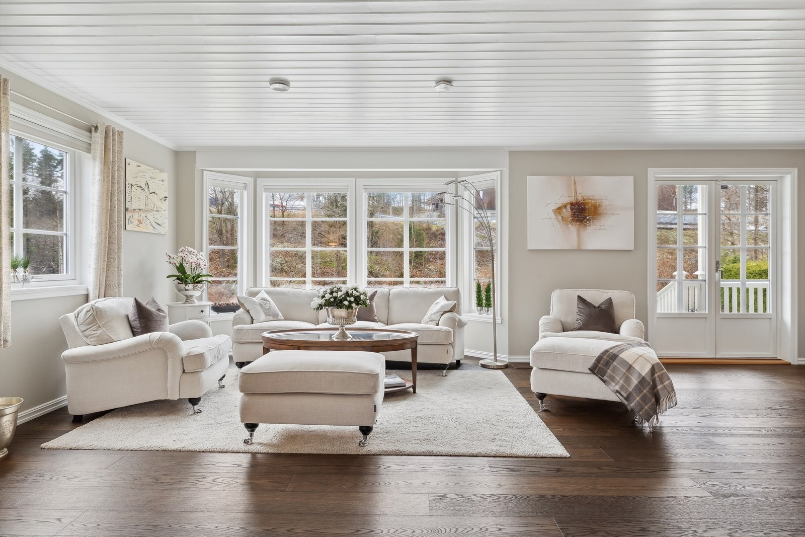 Stuen byr på flere møbleringsmuligheter Galleribilde