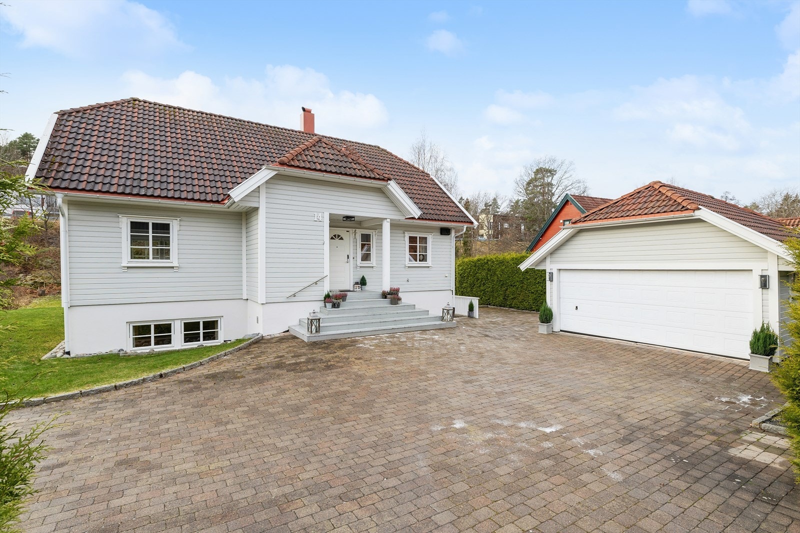 Brosteinsbelagt innkjørsel og dobbelgarasje for parkering Galleribilde