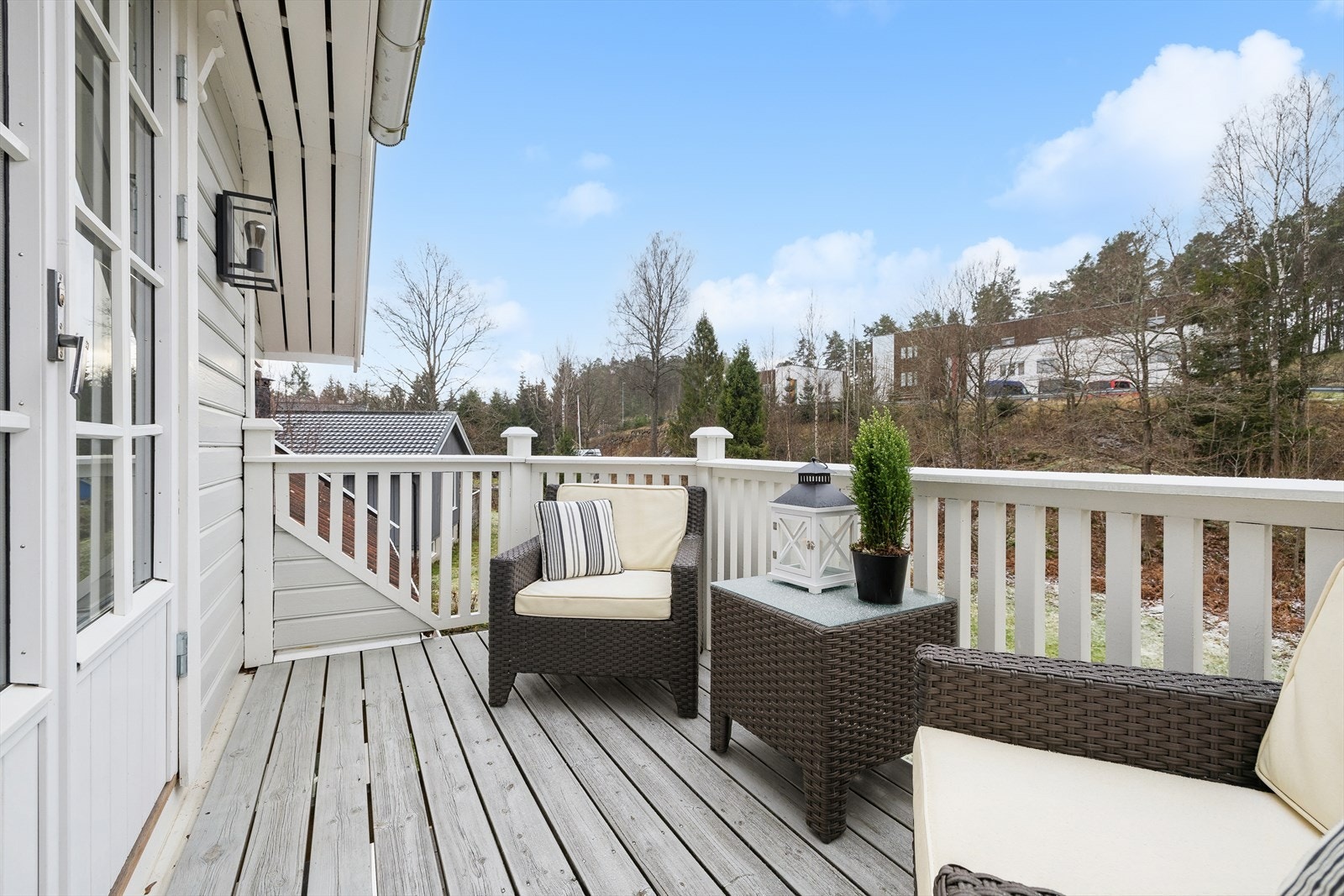 Utgang til balkong i 2. etasje med plass for enkelt utemøblement Galleribilde