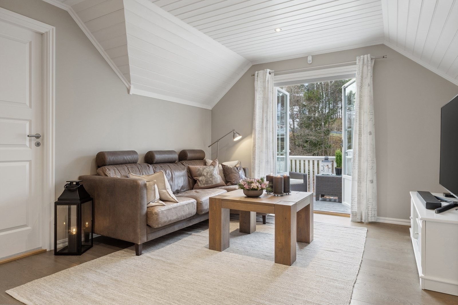 Loftstue med utgang til vestvendt balkong Galleribilde