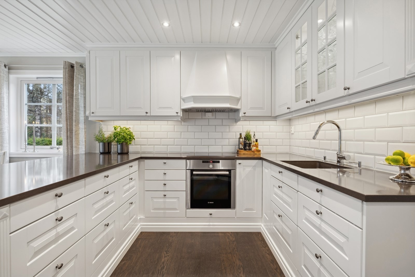 Her har en alt en måtte trenge av skap-, skuff- og benkeplass. Galleribilde