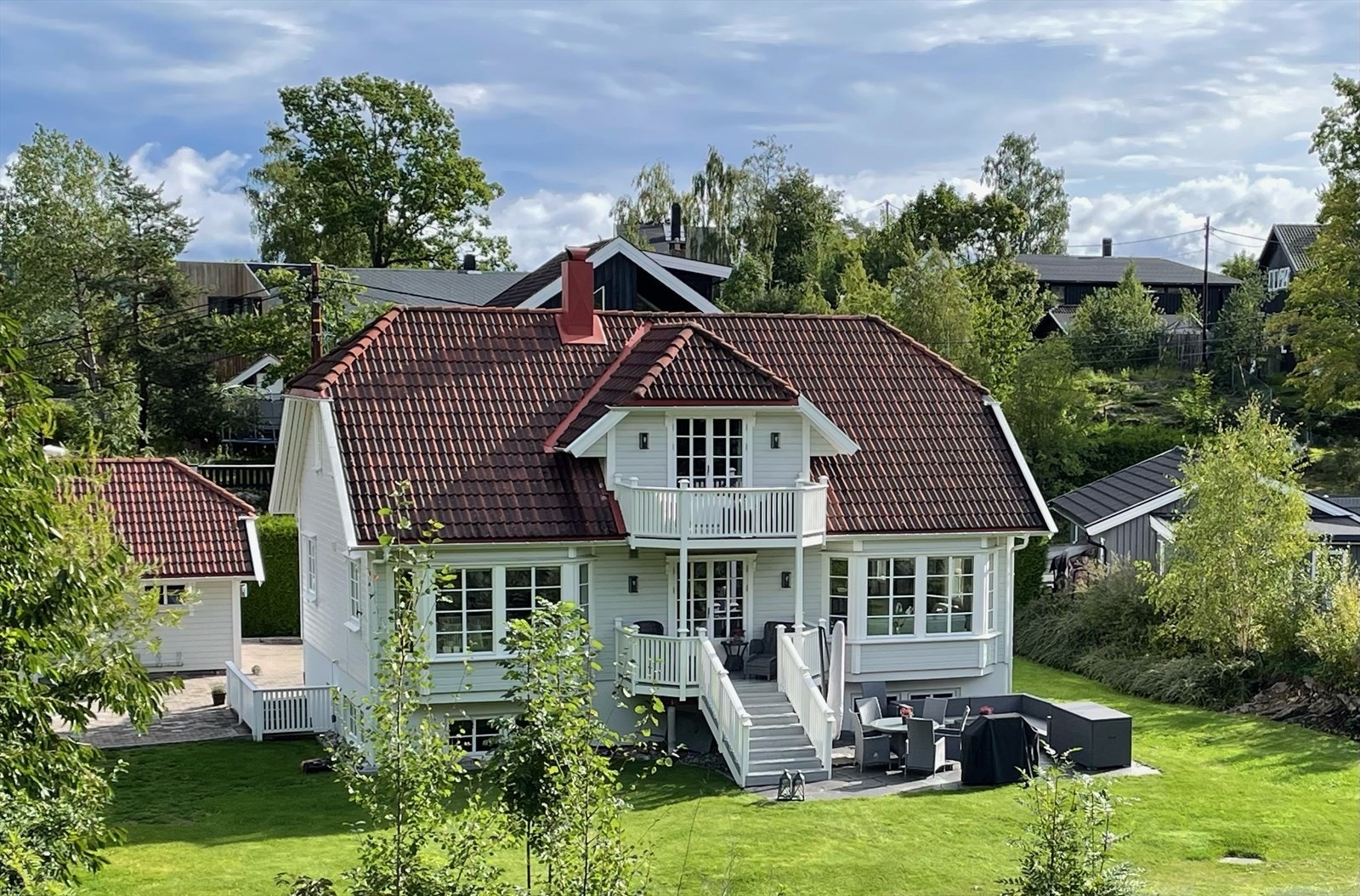 Velkommen til Mossesvei 14, en påkostet og herskapelig enebolig med flott hage! Galleribilde