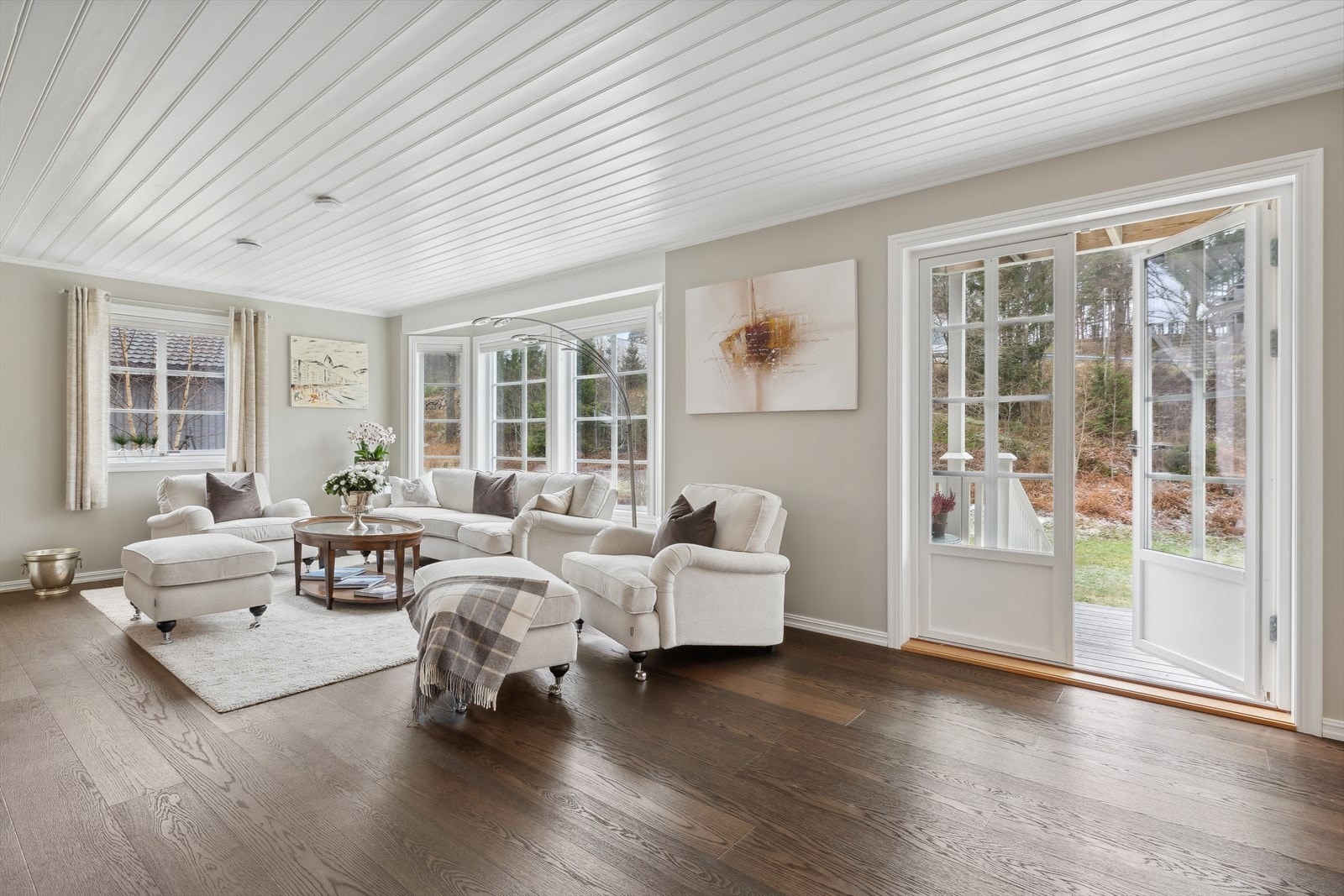 Store vindusflater og utgang til hagen Galleribilde