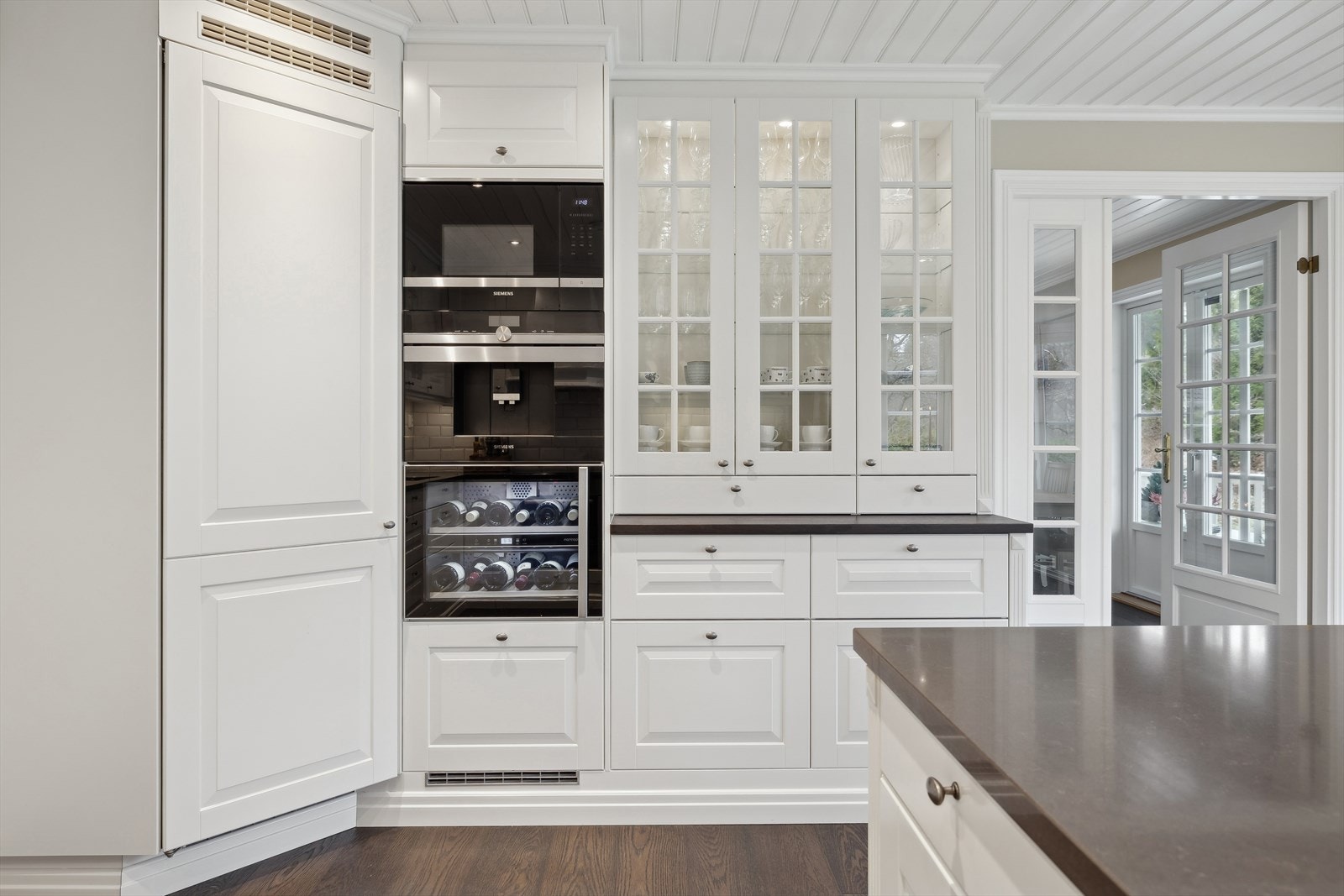 Velutstyrt kjøkken med integrert stekeovn, platetopp, oppvaskmaskin, micro, vinskap, kaffemaskin og kjølehjørne Galleribilde