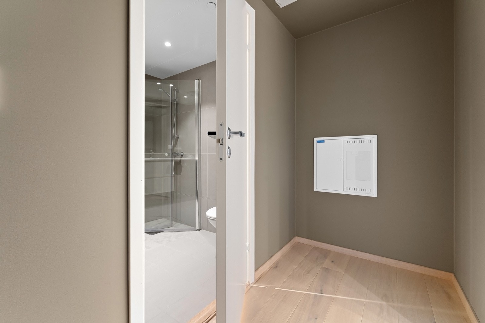 Nisje i entréen med plass til garderobe eller annen ønsket innredning. Galleribilde