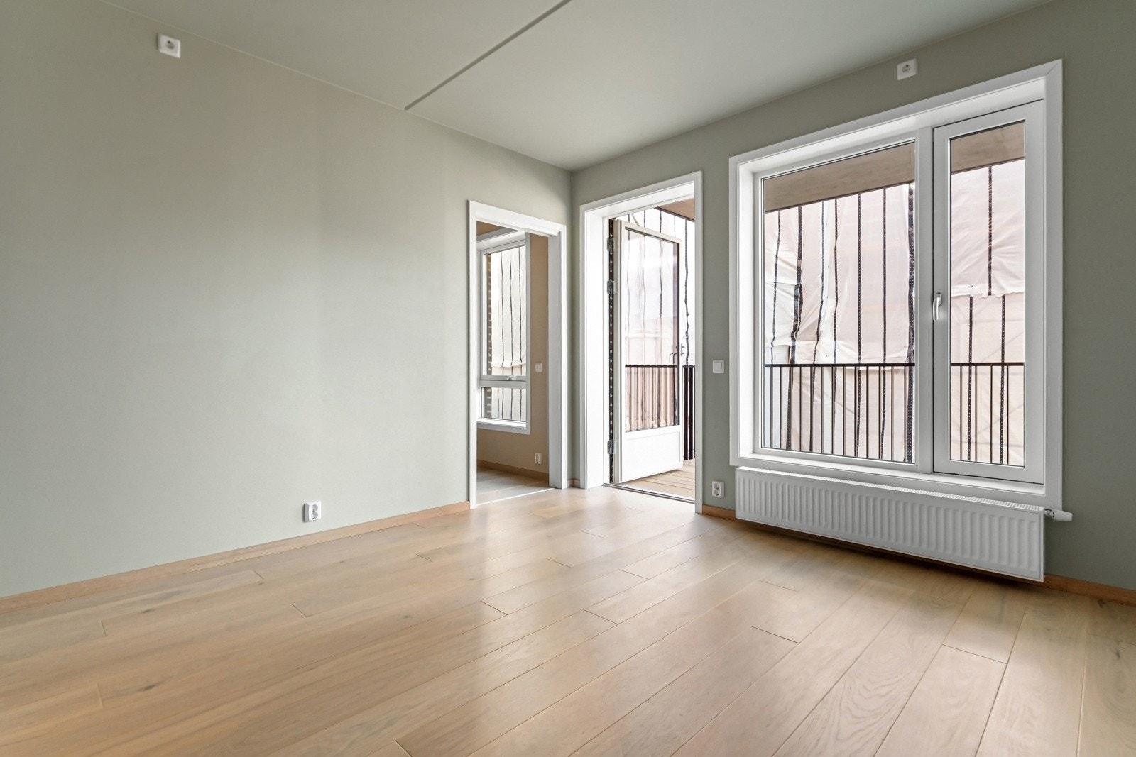 Stuen har god plass til ønsket innredning og de store vinduene gir godt med naturlig lys. Galleribilde