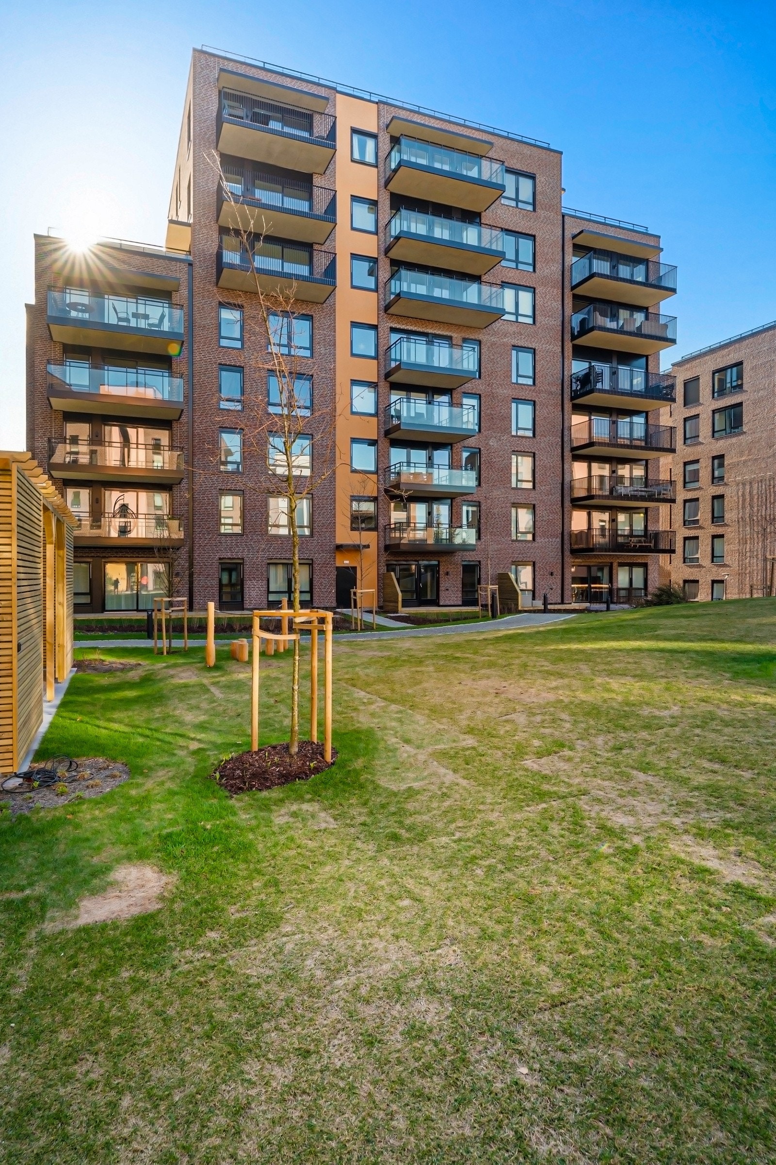 Gangavstand til alt av fasiliteter og servicetilbud, samtidig tilbaketrukket som en grønn oase med svært flotte fellesarealer. Galleribilde