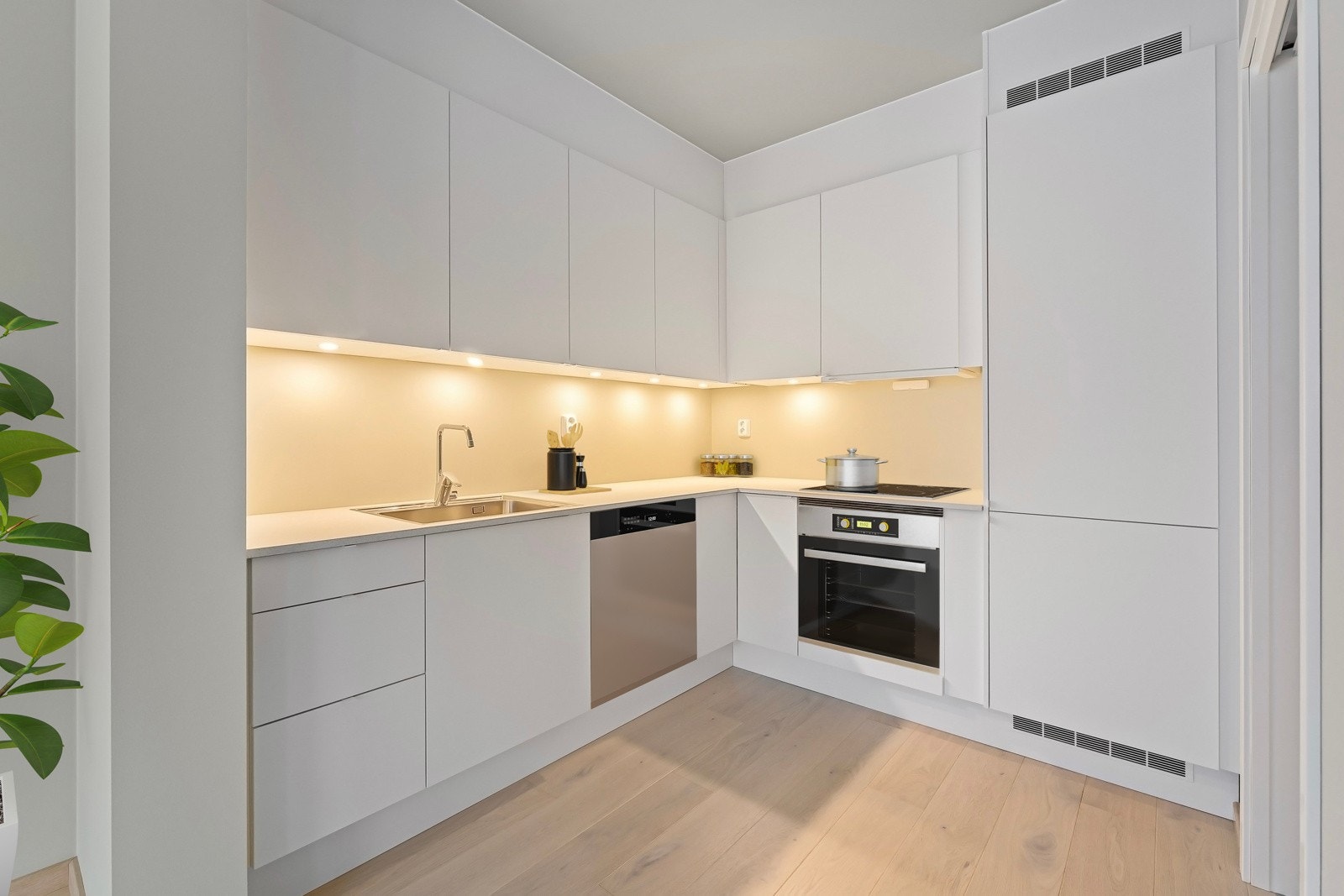 Stilrent og tidløst kjøkken med nisje for integrerte hvitevarer. Digital styling, bilde kun ment som illiustrasjon. Galleribilde