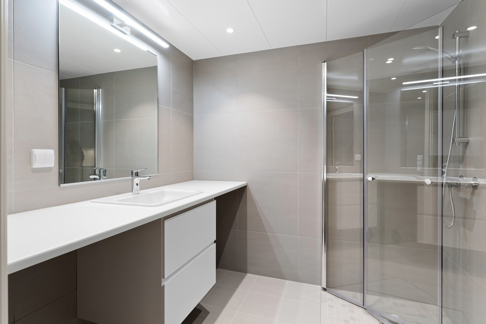 Delikat flislagt baderom med varme i gulvet. Galleribilde