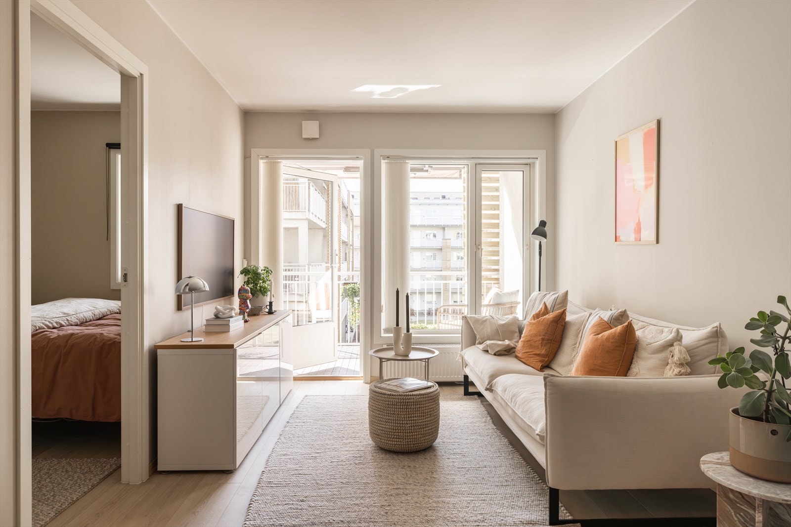 Leiligheten er bl.a. oppgradert med nytt laminat gulv fra 2022 og malte overflater i stuen fra 2021. Galleribilde