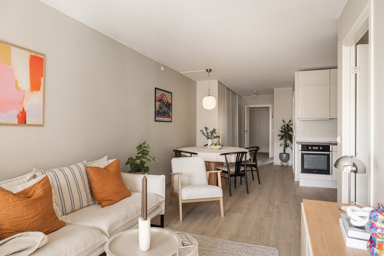 Bygget er fra 2012 og boligen holder en gjennomgående god standard fra byggeår. Galleribilde