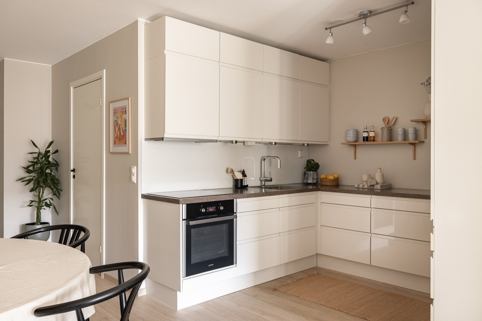 Moderne HTH kjøkkeninnredning med glatte fronter og laminat benkeplate med nedfelt vaskekum. Galleribilde