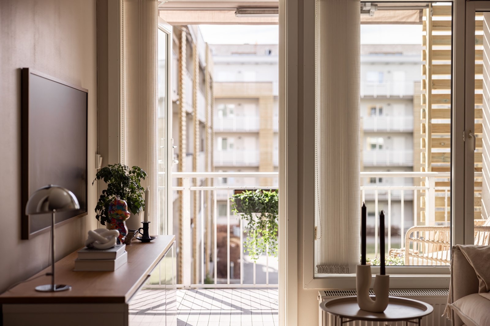 Den gode takhøyden, store vindusflatene og balkongdøren sikrer rikelig lysinnslipp og en luftig romfølelse. Galleribilde