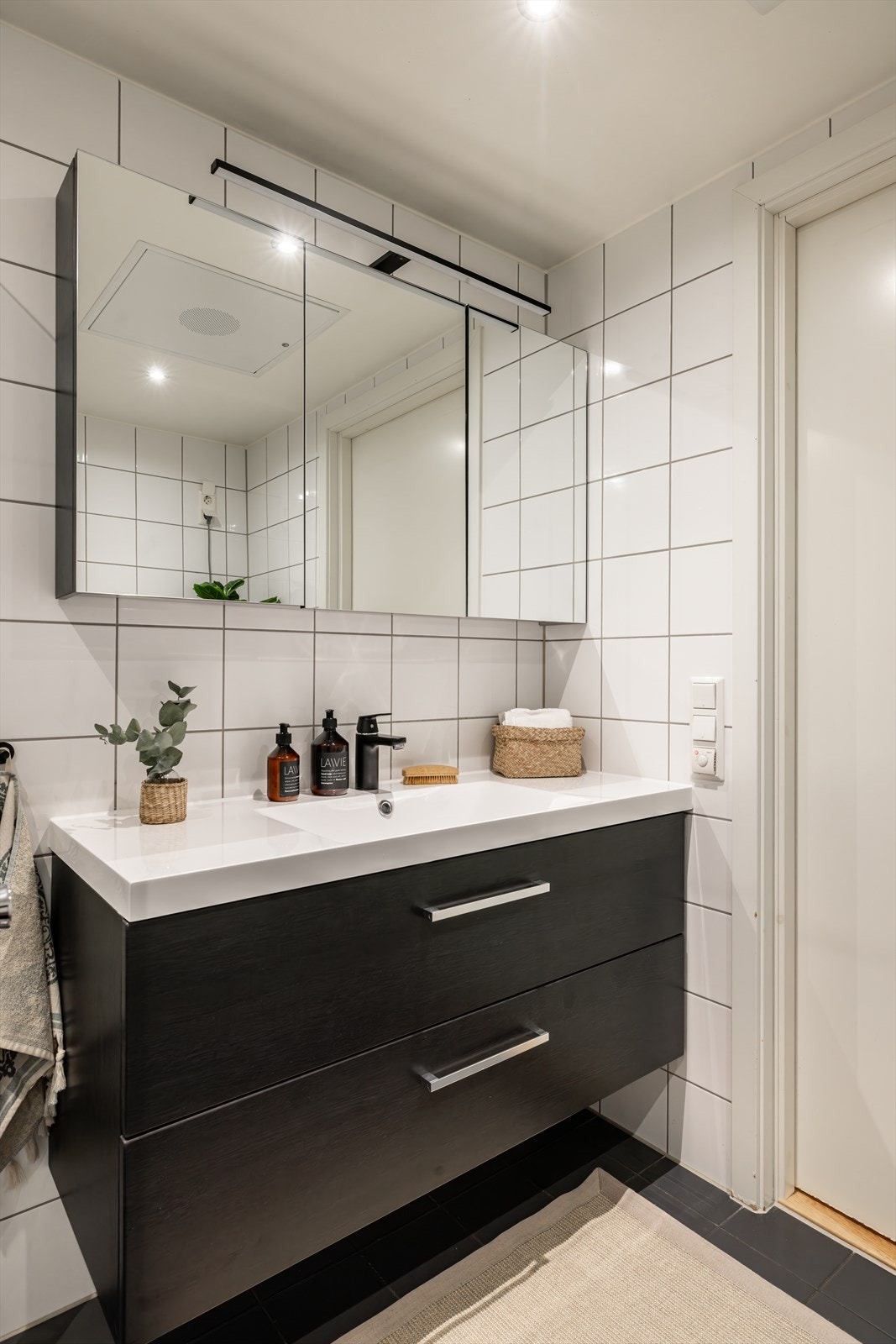 God plass til toalettsaker og andre baderomsartikler i innredning. Galleribilde